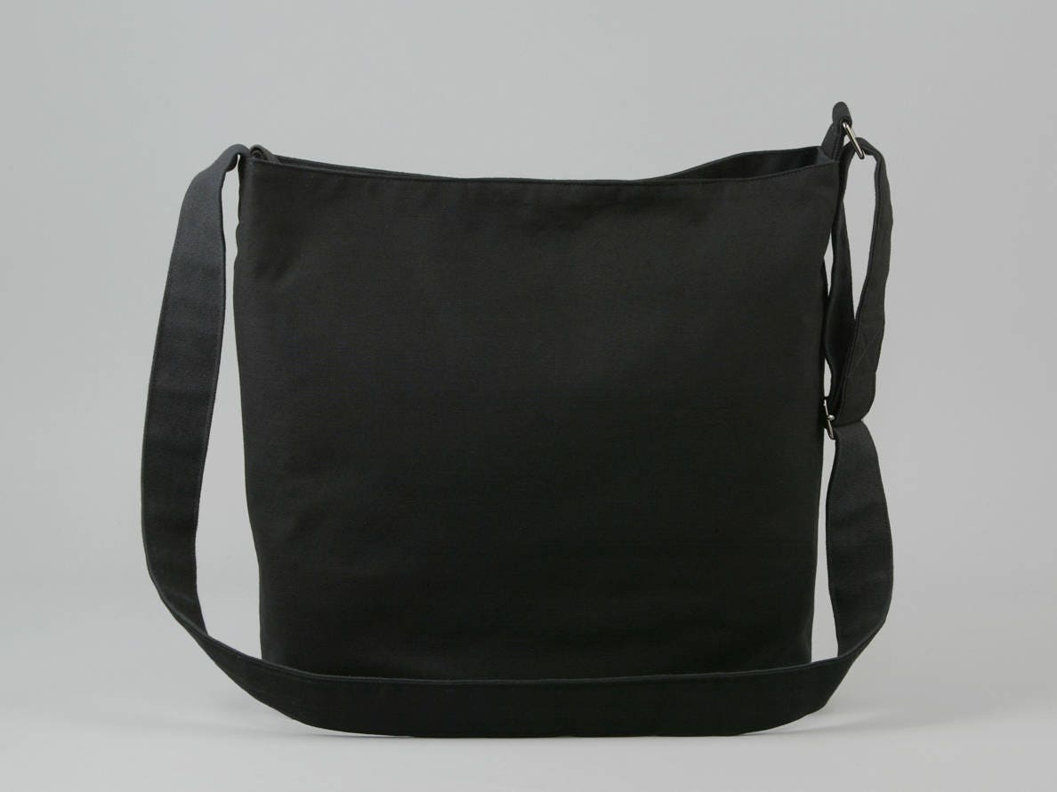 Free PSD | Plain black tote bag hanging over transparent background