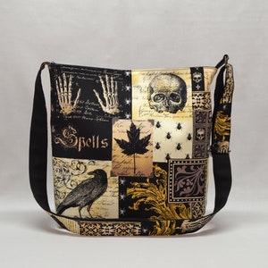 Pode incluir: Bolsa de ombro preta e bege com um design de patchwork com uma caveira, um corvo, m&atilde;os de esqueleto e a palavra "Spells". A bolsa tem uma al&ccedil;a preta ajust&aacute;vel e um fecho de correr. O design da bolsa tem um tema g&oacute;tico ou de Halloween.