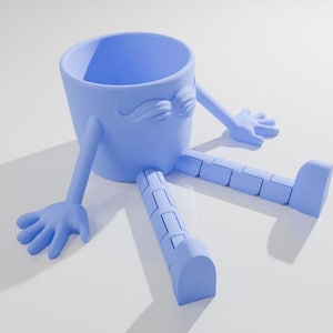 Puede incluir: Una maceta de cerámica azul claro con brazos, piernas y una cara. La maceta tiene un cuerpo redondo, dos brazos con manos y dos piernas. La cara tiene un bigote y dos ojos. La maceta está sobre una superficie blanca.