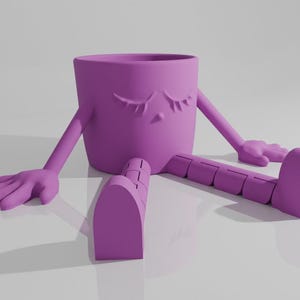 Puede incluir: Una maceta morada caprichosa con brazos, manos y piernas segmentadas. La maceta tiene una cara con los ojos cerrados y una nariz pequeña. Los brazos están extendidos y las piernas están extendidas, dando la impresión de una pose relajada.