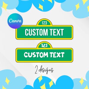 Op de afbeelding: Twee groene straatnaambordontwerpen met de tekst "CUSTOM TEXT" in het wit en het nummer "123" erboven. De borden hebben een gele rand. De woorden "2 designs" staan onder de borden. De achtergrond heeft blauwe wolken en gele sterren.