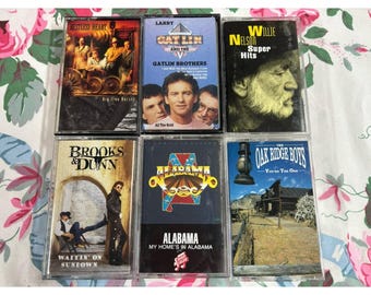 Lote de 6 cintas de casete vintage de los 90 y 80 con música country de bandas variadas y estilo retro.