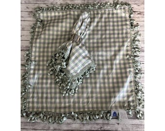 Par de servilletas de seda a cuadros vichy verde y morado con borlas, estilo campestre francés romántico.