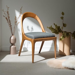 Rustikaler Esszimmerstuhl aus Holz - Komfortable, robuste Sitzgelegenheit im Landhausstil für Esszimmer und Wohnzimmer