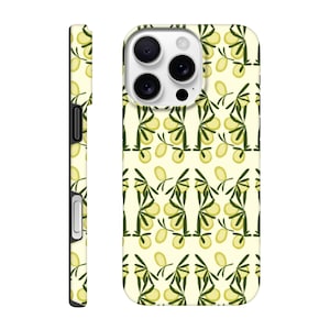 Op de afbeelding: Telefoonhoesje met een herhaald patroon van groene olijftakken en gele olijven op een crèmekleurige achtergrond. De hoes heeft een glanzende afwerking en een zwart zijprofiel, met uitsparingen voor de camera en knoppen.