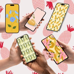 Op de afbeelding: Vijf smartphones met verschillende kleurrijke wallpapers met bloemen- en fruitthema's worden omhoog gehouden tegen een achtergrond van roze ananassen. De telefoonschermen tonen afbeeldingen van blauwe bloemen, perziken, ananassen, bamboe en roze bloemen.