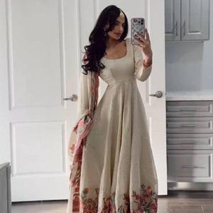 Najnowszy indyjski komplet garniturowy Anarkali z rozkloszowanym dołem z jedwabiu w kolorze kremowym z haftem, 3-częściowy, gotowy do noszenia na imprezie.