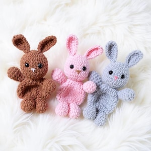 Adorabile coniglietto amigurumi all&#39;uncinetto, schema PDF, tutorial facile per realizzare un animale di peluche fai da te per principianti, simpatica idea regalo per baby shower