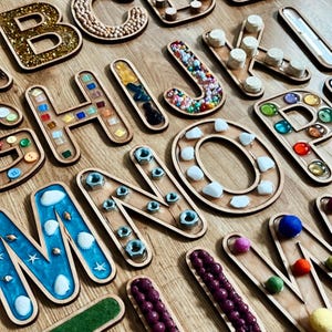 Alfabeto táctil – Juego de 24 letras sensoriales Montessori (grandes, 20 cm) para niños.