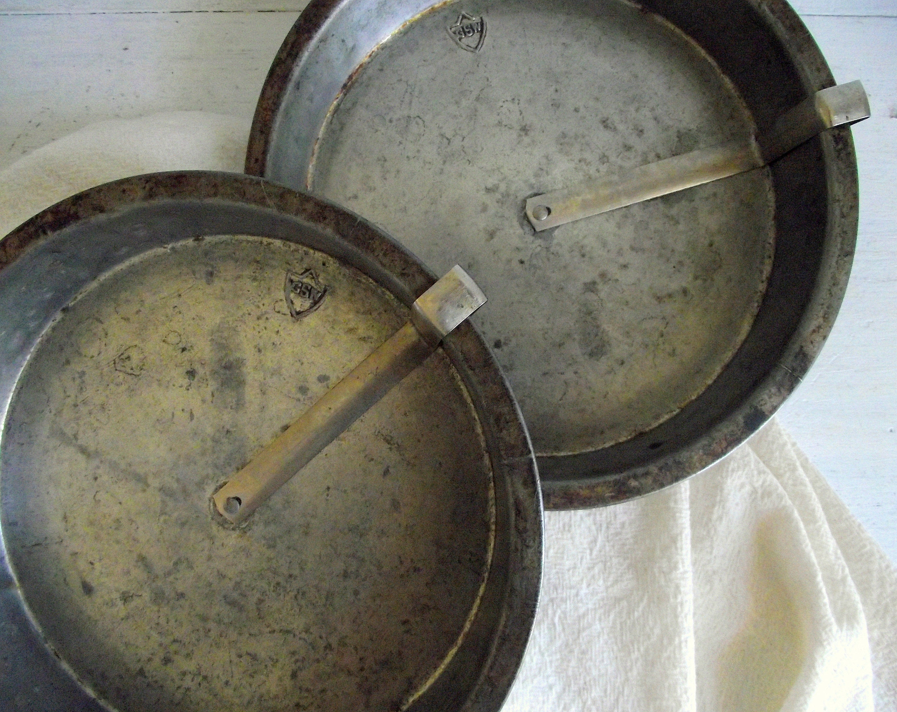 Cake Pans with Slider Bars by GSW Pair of Vintage Round Etsy