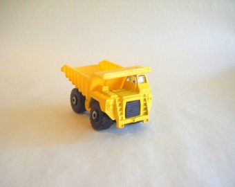 Vintage Yellow Dump Truck Maisto Die Cast Collectible Memorabilia Construction Car Transportation