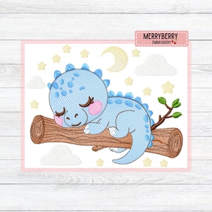 Pode incluir: Design bordado de um dinossauro azul a dormir num tronco castanho, com uma lua crescente, estrelas e nuvens no fundo. O design inclui o texto "MERRYBERRY EMBROIDERY".