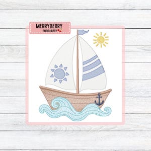 Puede incluir: Diseño bordado de un velero con vela blanca, rayas azules y un sol. El barco es marrón con olas azules y un ancla. El texto "MERRYBERRY EMBROIDERY" está en un rectángulo rosa.