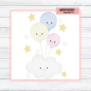 Pode incluir: Um design bordado com uma nuvem branca sorridente e três balões sorridentes em cores pastel: amarelo, azul e rosa. Estrelas amarelas circundam a nuvem e os balões. O design é emoldurado em rosa, com o texto "MERRYBERRY EMBROIDERY" no canto superior direito.
