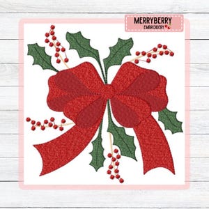 Pode incluir: Um design de bordado festivo com um grande laço vermelho com detalhes texturizados, folhas de azevinho e bagas vermelhas. O design está sobre um fundo branco com uma borda rosa e inclui o texto "MERRYBERRY EMBROIDERY".