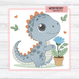 Op de afbeelding: Geborduurd beeld van een vriendelijke, lichtblauwe dinosaurus met oranje stekels, die een blauwe bloem vasthoudt in een kleine bruine pot. De afbeelding bevat groene bladeren en kleine oranje hartjes. De tekst "MERRYBERRY EMBROIDERY" staat rechtsboven.