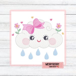 Puede incluir: Diseño bordado de una nube sonriente con un lazo rosa, mejillas rosadas y pestañas. Flores y corazones rosas rodean la nube, con gotas de lluvia azules debajo. El texto "MERRYBERRY BORDADO" está en la parte inferior.