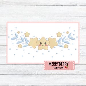 Può includere: Un design rettangolare con una fila di stelle gialle sorridenti, foglie azzurre e piccoli punti blu su sfondo bianco. Il design è incorniciato in rosa e include il testo "MERRYBERRY EMBROIDERY" in un rettangolo rosa.