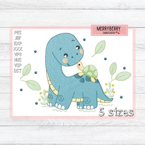 Pode incluir: Desenho bordado de um dinossauro azul e uma tartaruga verde, rodeados por folhas e pontos. O design inclui o texto "MERRYBERRY EMBROIDERY" e "5 sizes". Ideal para projetos de bordado.