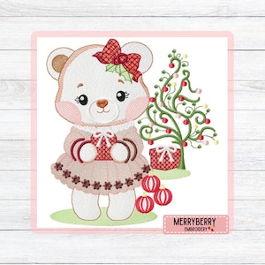 Pode incluir: Design bordado de um urso de pelúcia usando um vestido e segurando um presente. O urso tem um laço vermelho e está ao lado de uma árvore de Natal e ornamentos. O design está em um fundo branco com uma borda rosa. O texto "MERRYBERRY EMBROIDERY" está na parte inferior.