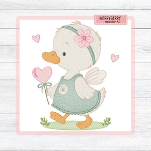 Puede incluir: Diseño bordado de un pato blanco con un vestido verde azulado y una diadema de flores rosas, sosteniendo una piruleta en forma de corazón. El pato camina sobre hierba verde, con corazones rosas flotando en el fondo. El texto "MERRYBERRY EMBROIDERY" está en la esquina superior derecha.