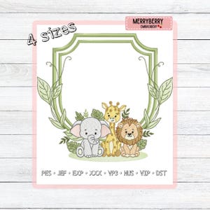 Pode incluir: Um design bordado com uma moldura com borda verde claro e detalhes de folhas. Dentro da moldura estão um elefante, uma girafa e um leão. O texto "4 sizes" está no canto superior esquerdo. O logotipo Merryberry Embroidery está no canto superior direito.