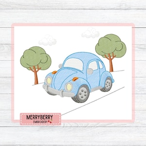 Puede incluir: Un diseño bordado con un coche azul claro vintage en una carretera, con dos árboles verdes y nubes blancas en el fondo. El diseño incluye el texto "MERRYBERRY EMBROIDERY".