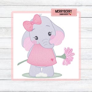 Pode incluir: Imagem bordada de um elefante cinzento usando um vestido e laço rosa, segurando uma flor rosa. O elefante tem orelhas e bochechas rosa. A imagem é emoldurada em uma borda rosa e inclui o texto "MERRYBERRY EMBROIDERY".