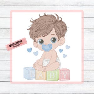 Op de afbeelding: Een geborduurd ontwerp met een cartoonbaby met bruin haar en blauwe ogen, met een luier en een fopspeen. De baby zit op blokken met de tekst "BABY". Blauwe hartvormen zijn verspreid rond de baby. De tekst "MERRYBERRY EMBROIDERY" staat linksboven.