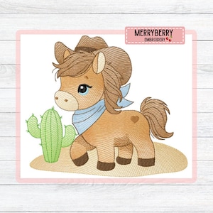 Pode incluir: Design bordado de um pônei de desenho animado usando um chapéu de cowboy e uma bandana azul. O pônei é marrom claro com um coração no flanco, em pé ao lado de um cacto verde em uma superfície bege. O texto "MERRYBERRY EMBROIDERY" está no canto superior direito.
