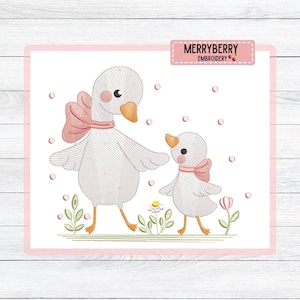 Puede incluir: Diseño bordado con una oca madre y un ganso caminando juntos. Ambas aves son blancas con picos y patas naranjas y lazos rosas. El diseño incluye hierba verde, flores y el texto "MERRYBERRY EMBROIDERY".
