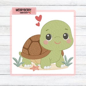 Pode incluir: Design bordado com uma tartaruga de desenho animado com cabeça verde e carapaça marrom. A tartaruga tem bochechas rosadas e está sorrindo. Dois corações vermelhos flutuam acima da tartaruga. O design inclui o texto "MERRYBERRY EMBROIDERY".