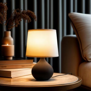 Lámpara de mesa con base de cerámica artesanal, lámpara de escritorio minimalista, lámpara de mesa con pantalla de tela, lámpara de noche, lámpara de dormitorio, diseño moderno de estilo rústico.