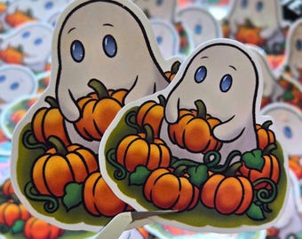 Peut inclure: Autocollants sur le thème d'Halloween avec des fantômes de dessins animés tenant des citrouilles. Les fantômes sont blancs avec des yeux bleus et une expression amicale. Les citrouilles sont oranges avec des vignes vertes, sur fond vert.