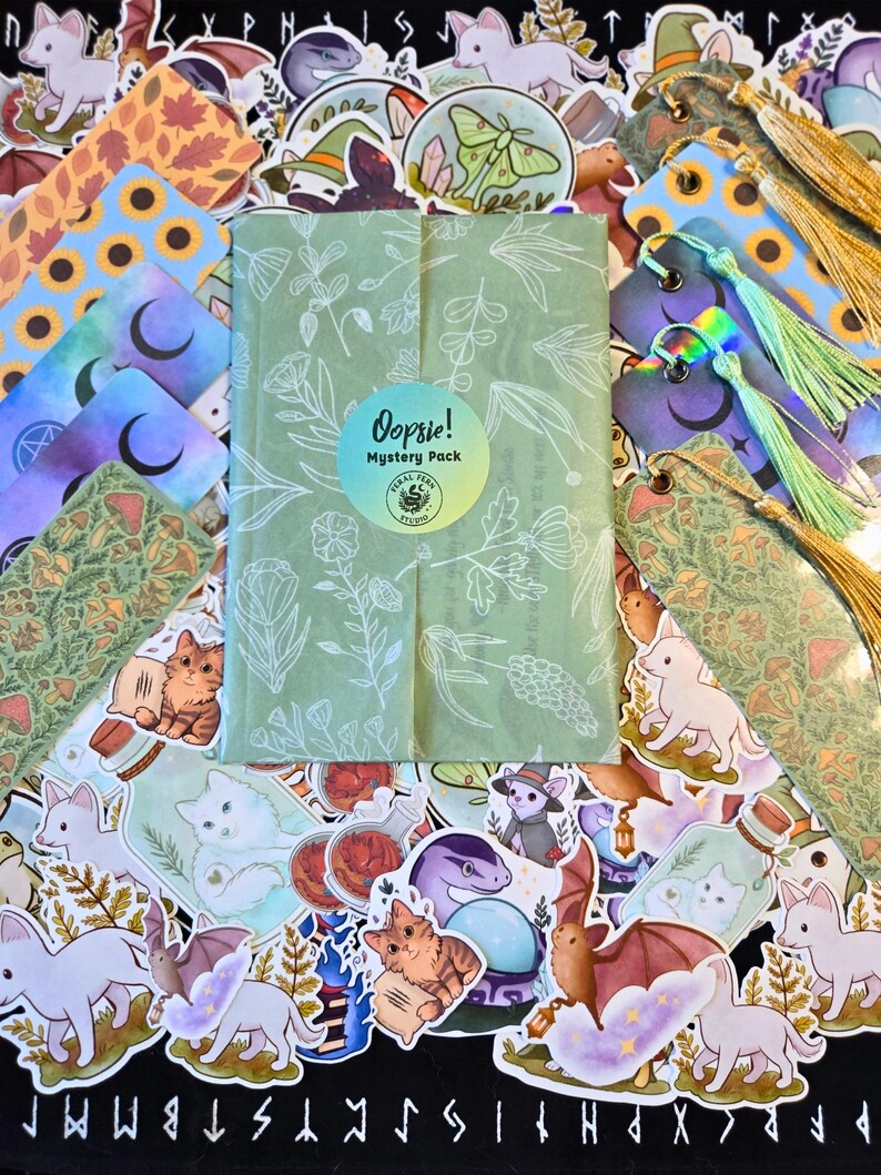 Puede incluir: Una colecci&oacute;n de pegatinas, marcadores y un paquete misterioso. Las pegatinas presentan varias criaturas de fantas&iacute;a y dise&ntilde;os bot&aacute;nicos. Los marcadores tienen detalles de borlas. El paquete misterioso est&aacute; envuelto en papel verde con ilustraciones florales y el texto "Oopsie! Mystery Pack".