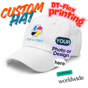 Peut inclure: Casquette de baseball blanche avec une visière incurvée. Le chapeau présente un logo coloré et le texte "YOUR W PRINT". Le texte supplémentaire comprend "CUSTOM HAT", "DT-Flex printing" et "YOUR Photo or Design here."