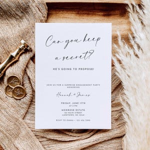 Könnte beinhalten: Eine weiße rechteckige Einladungskarte mit schwarzem Text: Can you keep a secret? HE'S GOING TO PROPOSE! JOIN US FOR A SURPRISE ENGAGEMENT PARTY HONORING Hannah + James, FRIDAY, JUNE 17TH AT 6 PM, MONROE ESTATE, 123 MAIN STREET, LAKETOWN, NC 12345, RSVP TO EMMA 123 456 7890.