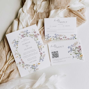 Op de afbeelding: Trouwuitnodigingsset met bloemmotieven in pastelkleuren. De hoofduitnodiging bevat de namen Aurelie & Olivier, datum en locatie. Antwoordkaarten en een kaart met een QR-code zijn ook inbegrepen. De set staat op een witte achtergrond.
