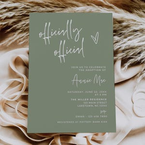 Könnte beinhalten: Salbeigrüner Adoptionsankündigungskarte mit weißem Schrifttext. Die Karte lautet "Officially Officid" mit dem Namen "Annie Mae" und Veranstaltungsdetails. Die Karte ist bei Pottery Barn Kids registriert.