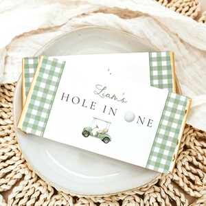 Embalagem para barra de chocolate com tema de golfe "Hole in One", estampa xadrez verde de carrinho de golfe para aniversário de 1 ano, modelo editável do Canva para impressão, GO2