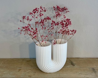 U-shaped vase with a ribbed surface – Modern decorative element made of PLA for dried flowers | Minimalist table vase with 2 openings