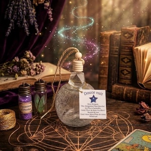 Peut inclure: Une bouteille en verre transparent et ronde avec une texture craquelée et un bouchon en bois, suspendue par une cordelette beige. Une étiquette blanche porte le texte "Douce nuit" avec une étoile bleue et une liste de notes parfumées.