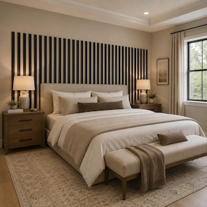 Könnte beinhalten: Ein Schlafzimmer mit einem Kingsize-Bett mit beiger Bettwäsche, einem braunen Lendenkissen und einer passenden Bank am Fußende. Die Wand am Kopfteil hat vertikale schwarze und weiße Lamellen. Zwei Nachttische aus Holz tragen weiße Lampen.