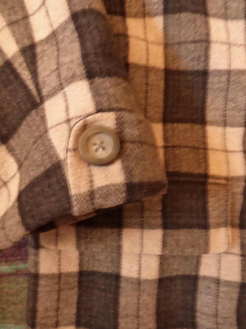 Beautiful, Warm Plaid Wool Jacket, Lined . Women's Medium . In Perfect Shape Very Comfy Covers the hips. image 8