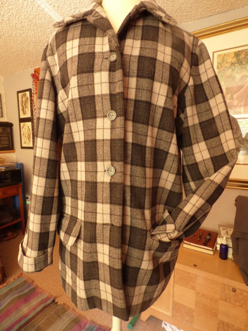 Beautiful, Warm Plaid Wool Jacket, Lined . Women's Medium . In Perfect Shape Very Comfy Covers the hips. image 2