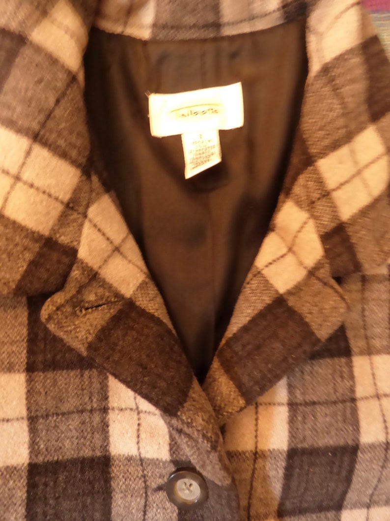 Beautiful, Warm Plaid Wool Jacket, Lined . Women's Medium . In Perfect Shape Very Comfy Covers the hips. image 7