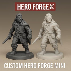 Op de afbeelding: Twee miniatuurbeeldjes van een personage met een zwaard, cape en tuniek. Eén is donkergrijs, de andere is lichtgrijs. De tekst "HERO FORGE" en "CUSTOM HERO FORGE MINI" worden in de afbeelding weergegeven.