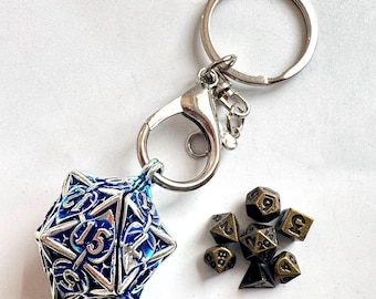 Medallón con mini dados de metal (azul)