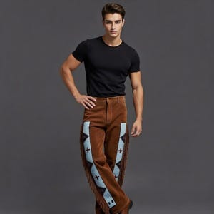 Puede incluir: Pantalones de pana marrones con diseños geométricos en azul claro y blanco y flecos. Los pantalones tienen un diseño clásico de cinco bolsillos y corte recto. Los pantalones se combinan con una camiseta negra.