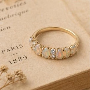 Anillo de banda de ópalo, delicado anillo de diamantes y ópalo, banda engastada en oro, anillo minimalista apilable.
